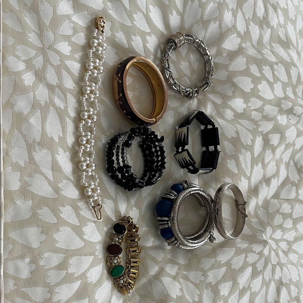 Elegant Women's Jewelry Set - Silver, Black, Gold Accents